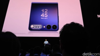 Galaxy Z Flip7 menghadirkan peningkatan pada layar luar (cover screen) dan pengalaman pengguna yang lebih baik untuk gaya hidup modern. Foto: detikINET/Adi Fida Rachman