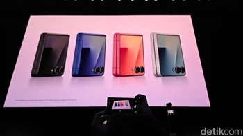 Galaxy Z Flip7 tersedia dalam warna Blue Shadow (hero color), Jet Black, Coral Red, dan Mint (eksklusif online di Samsung.com). Foto: detikINET/Adi Fida Rachman
