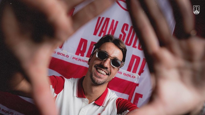 Persis Solo memperkenalkan pemain asing anyar keduanya jelang kompetisi Liga 1 2025/2026. Pemain asing yang didatangkan yakni Adriano Castanheira dari Portugal.