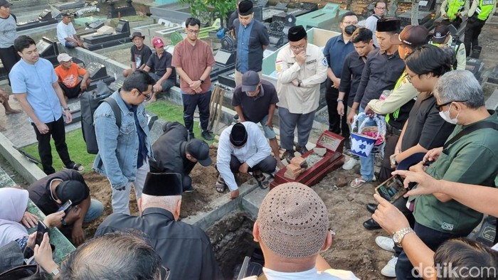 Suasana pemakaman jenazah Diplomat muda yang ditemukan tewas di dalam indekos dengan kondisi wajah terlilit lakban, Bantul, Rabu (9/7/2025).