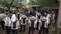 Petugas mengoperasikan alat berat saat membongkar bangunan tanpa izin di Pantai Sigandu, Batang, Jawa Tengah, Rabu (9/7/2025). ANTARA FOTO/Harviyan Perdana Putra