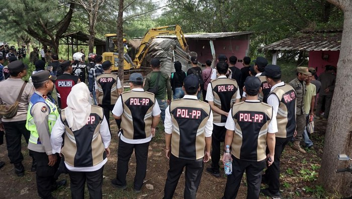 Pembongkaran kafe dan karaoke tidak berizin di Batang Petugas menggunakan alat berat membongkar bangunan kafe dan karaoke tidak berizin di Wisata Pantai Sigandu Pantai Utara, Kabupaten Batang, Jawa Tengah, Rabu (9/7/2025). Pemerintah setempat bersama TNI dan Polri membongkar 24 bangunan kafe dan tempat hiburan karaoke yang tidak memiliki izin resmi dan melanggar aturan Perda Nomor 2 tahun 2014 tentang Bangunan Gedung dan Perda Nomor 9 tahun 2016 tentang Penyelenggaraan Usaha Hiburan yang bertujuan untuk penataan ulang kawasan wisata agar menjadi destinasi wisata yang aman serta nyaman, khususnya wisatawan mancanegara. ANTARA FOTO/Harviyan Perdana Putra/bar