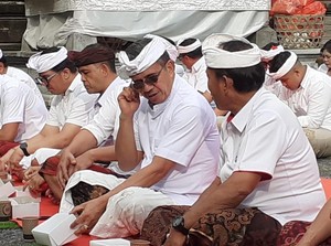 Penuh Haru, Sutama Diangkat Jadi PPPK Pemkab Gianyar di Usia 55 Tahun
