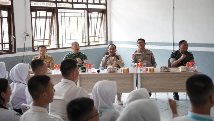 Tiga jenderal TNI dan Polri mengajar 30.000 siswa SMA/SMK/SKH se-Kalimantan Tengah di SMAN 1 Muara Teweh dan hybrid. Kegiatan ini bertujuan untuk memberikan motivasi kepada siswa untuk terus mengejar dan mewujudkan mimpi.