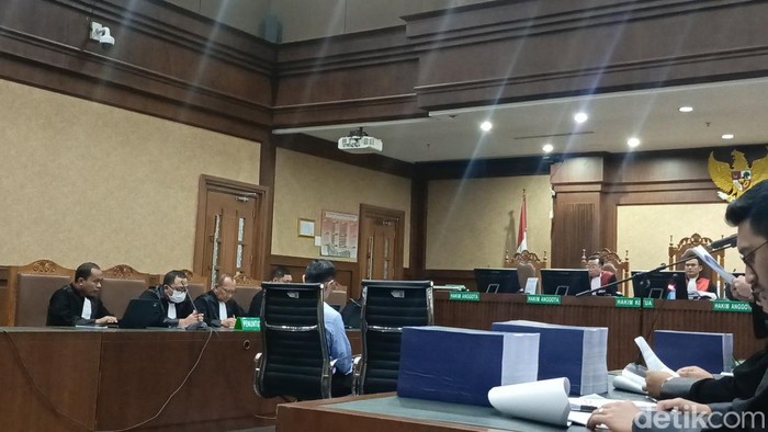 Pengacara eks Mendag, Tom Lembong, menyebut jaksa penuntut umum (JPU) hanya fokus untuk menghukum kliennya di kasus dugaan korupsi importasi gula. (Mulia Budi/detikcom)