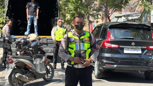 Personel Satlantas Polres Manggarai Barat menertibkan kendaraan yang parkir sembarangan di Jalan Soekarno-Hatta Labuan Bajo, Rabu (9/7/2025). (Foto: Dok. Humas Polres Manggarai Barat)