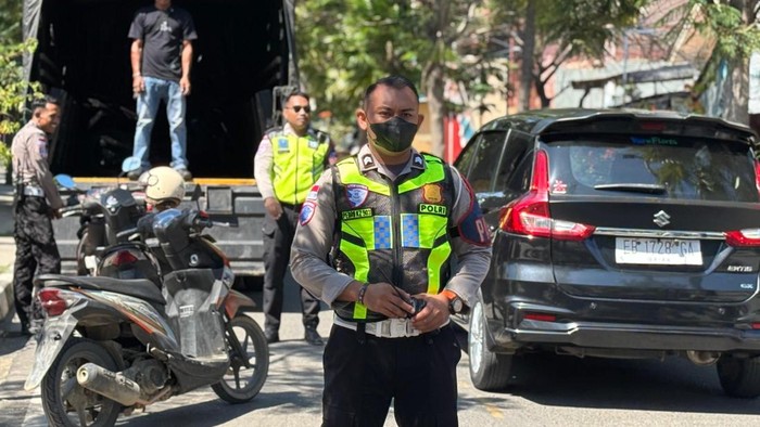 Personel Satlantas Polres Manggarai Barat menertibkan kendaraan yang parkir sembarangan di Jalan Soekarno-Hatta Labuan Bajo, Rabu (9/7/2025). (Foto: Dok. Humas Polres Manggarai Barat)
