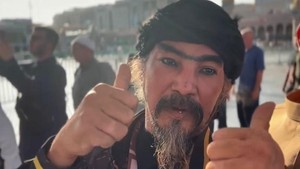 Alasannya, Limbad ditahan karena penampilannya yang nyentrik, mulai dari rambut gimbal hingga gigi taring. Saat ditahan di imigrasi, Limbad didampingi oleh mutawif. Magician bernama asli Salim itu diperiksa dengan didampingi oleh mutawif atau pemandu umrah. Selama berada di ruang pemeriksaan, Limbad ditanya mulai dari data diri hingga pekerjaan. Foto: Instagram @limbadindonesia