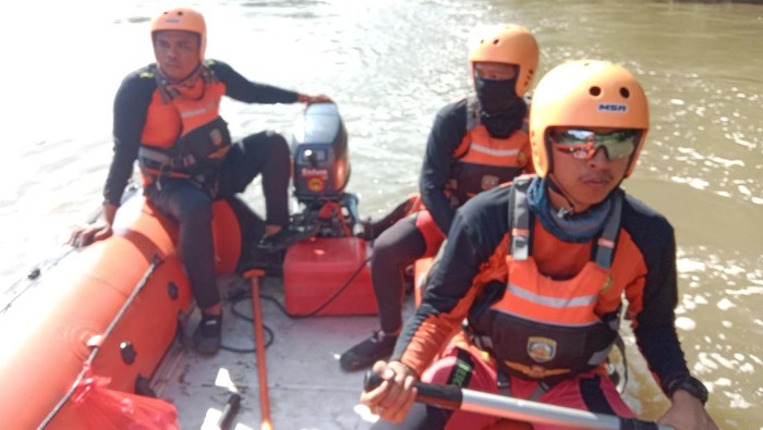 Petugas mencari lansia yang hilang saat mandi di Sungai Komering, OKU Selatan