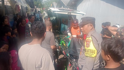Petugas mengevakuasi jenazah pemuda yang ditemukan tergantung di lahan kosong Jalan Poh Gading Timur, Kelurahan Jimbaran, Kecamatan Kuta Selatan, Badung, Rabu (9/7/2025). (Dok Polresta Denpasar)