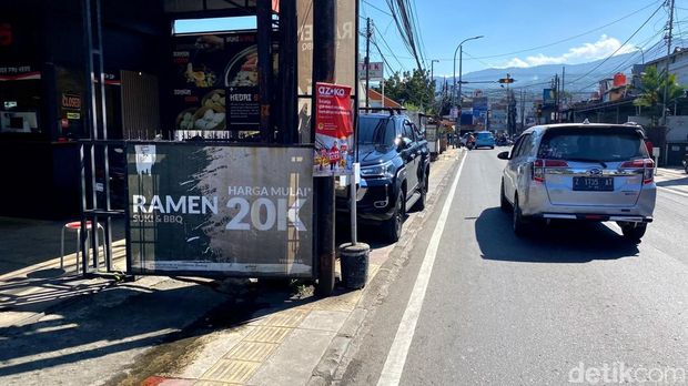 PKL menginvasi trotoar jalan di Kota Bandung. Masalah ini seolah tak kunjung tuntas meski ganti kepemimpinan.