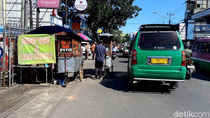 PKL menginvasi trotoar jalan di Kota Bandung. Masalah ini seolah tak kunjung tuntas meski ganti kepemimpinan.