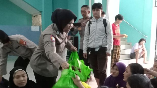 Polda Metro Jaya turun memberikan trauma healing dan bantuan kepada warga korban banjir di Jaksel, Rabu (9/7/2025).