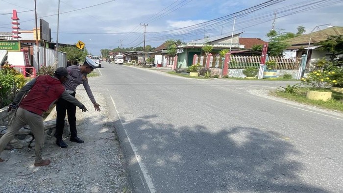 Polisi melakukan olah TKP insiden kecelakaan dua motor di Kecamatan Mangkutana, Luwu Timur.
