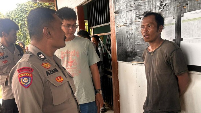 Polisi mengamankan pria yang diamuk massa warga usai kepergok curi buah kakao di Polman.