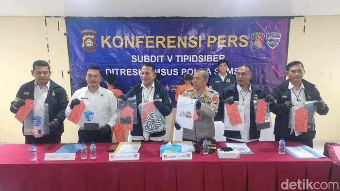 Polisi menunjukkan barang bukti dari komplotan penjual video porno di Palembang