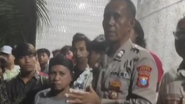 Polisi saat mengamankan lokasi penggerebekan di Gresik