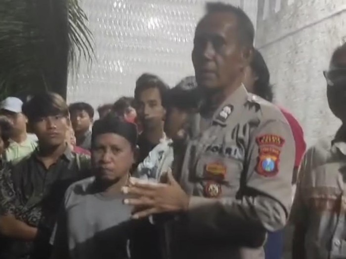 Polisi saat mengamankan lokasi penggerebekan di Gresik