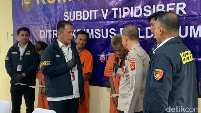 Polisi saat menginterogasi satu tersangka.