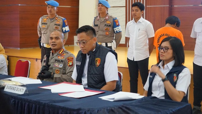 Polres Metro Bekasi menggelar konferensi pers kasus pria perkosa anak tiri yang berusia 13 tahun, Rabu (9/7/2025).