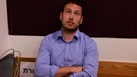Motivasi utama perubahan nama ini adalah untuk menghindari pengenalan identitasnya sebagai putra pemimpin Israel—terutama di kota dengan populasi mayoritas Muslim—karena ia takut ditikam atau mengalami ancaman keselamatan. (REUTERS/MENAHEM KAHANA)
