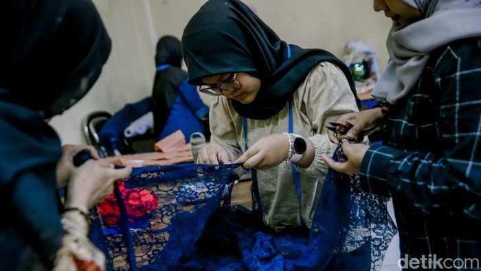 Sejumlah warga mengikuti pelatihan menjahit di BLK Cibodas, Kota Tangerang, Rabu (9/7/2025). Kegiatan yang berlangsung selama 30 hari ini di ikuti oleh 16 peserta yang berasal dari seluruh wilayah di Kota Tangerang.