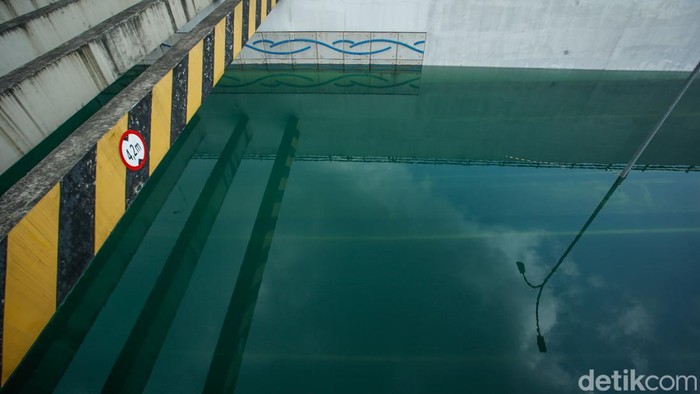 Underpass MM2100 di Cikarang tergenang air jernih usai hujan deras. Fenomena ini viral dan menarik warga untuk datang langsung melihatnya.