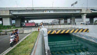 Potret Underpass di Cikarang Jadi Kolam Renang Bening Dadakan