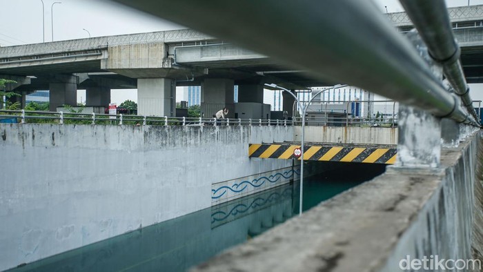 Underpass MM2100 di Cikarang tergenang air jernih usai hujan deras. Fenomena ini viral dan menarik warga untuk datang langsung melihatnya.