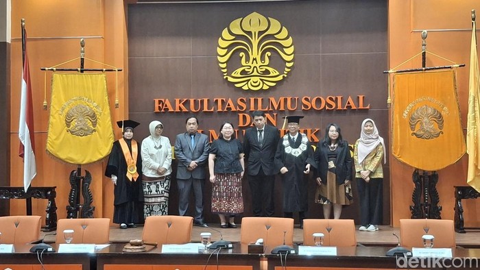 Praktisi media Niki Charles Laoh meraih gelar doktor ilmu komunikasi dari Universitas Indonesia (UI). (M Sholihin/detikcom)