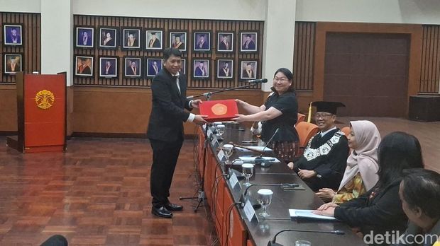 Praktisi media Niki Charles Laoh meraih gelar doktor ilmu komunikasi dari Universitas Indonesia (UI). (M Sholihin/detikcom)