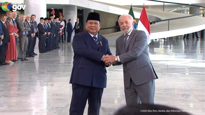 Presiden Prabowo Subianto bertemu Presiden Brasil Lula da Silva di Istana Kepresidenan Brasilia. Tiba di istana, Prabowo disambut pasukan jajar kehormatan. (YouTube Setpres)