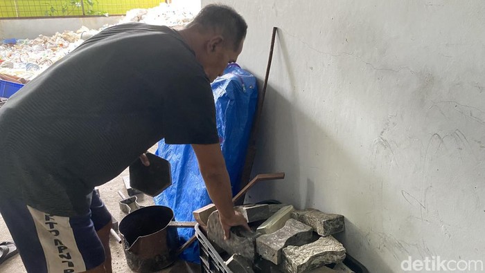 Pria di Parepare olah sampah plastik menjadi batako.