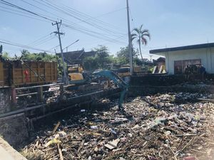Sungai di Lombok Barat Dipenuhi Sampah, Pejabat Salahkan Desain Jembatan