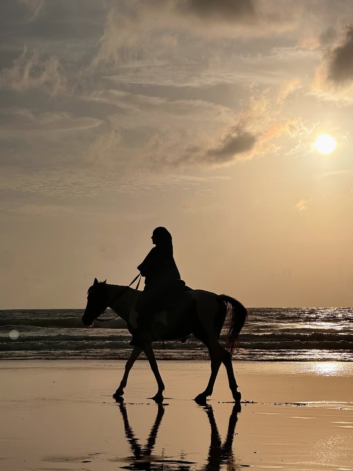 Rae Lil Black Menikmati Sunset di Phuket