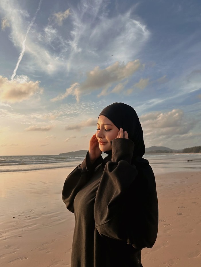 Rae Lil Black Menikmati Sunset di Phuket