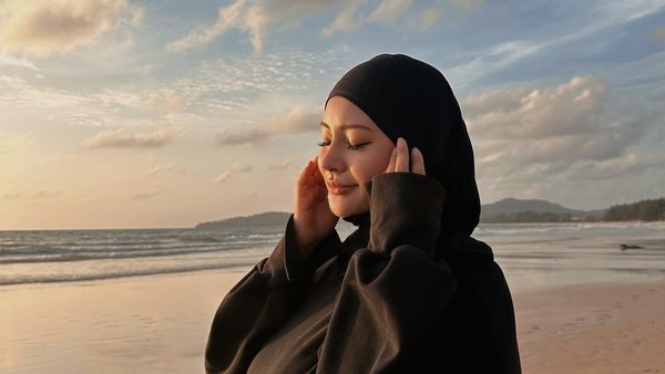 Momen Rae Lil Black yang Sudah Tobat Nikmati Sunset di Phuket