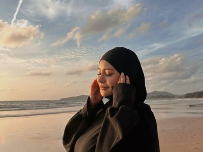 Momen Rae Lil Black yang Sudah Tobat Nikmati Sunset di Phuket