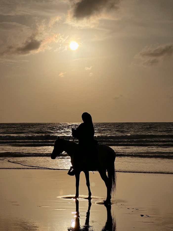 Rae Lil Black Menikmati Sunset di Phuket
