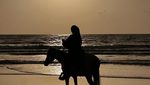 Momen Rae Lil Black yang Sudah Tobat Nikmati Sunset di Phuket