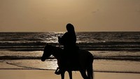 Gaya liburannya ini bisa jadi ide traveler mengabadikan momen di Thailand.