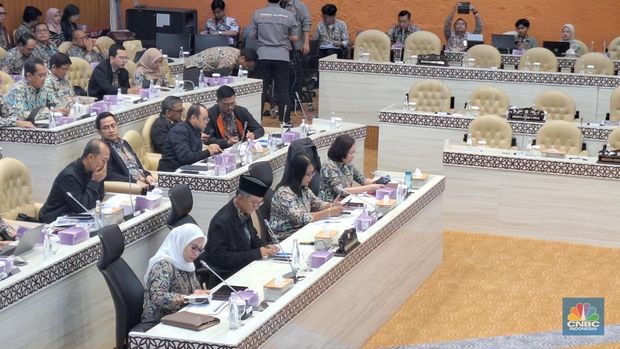Rapat kerja Komisi V DPR RI bersama Menteri Pekerjaan Umum (PU) Dody Hanggodo di kompleks parlemen, Jakarta, Rabu (9/7/2025). (CNBC Indonesia/Martyasari Rizky)