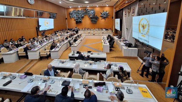 Rapat kerja Komisi V DPR RI bersama Menteri Pekerjaan Umum (PU) Dody Hanggodo di kompleks parlemen, Jakarta, Rabu (9/7/2025). (CNBC Indonesia/Martyasari Rizky)