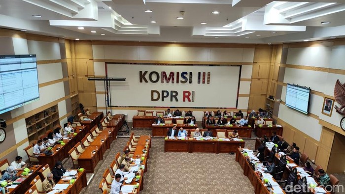 Panja Hapus Larangan Umumkan Tersangka ke Publik di RUU KUHAP
