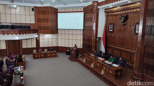 Rapat paripurna DPRD Bali di ruang Wiswa Sabha Utama, Kantor Gubernur Bali, Denpasar, pada Rabu (9/7/2025). (Foto: Ahmad Firizqi Irwan/detikBali)