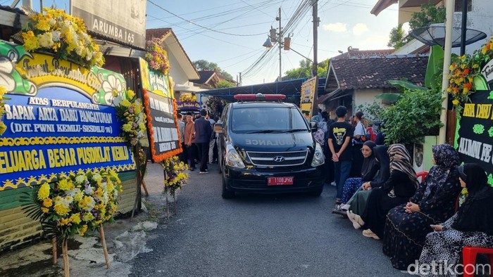 Suasana kedatangan jenazah Diplomat muda yang tewas di dalam kamar kos dengan kondisi muka terlilit lakban di rumah duka, Rabu (9/7/2025).