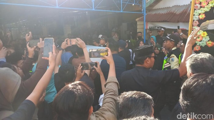 Ratusan pelayat sambut jenazah Diplomat Muda Arya Daru Pangayunan di rumah duka, Bantul, Rabu (9/7/2025).