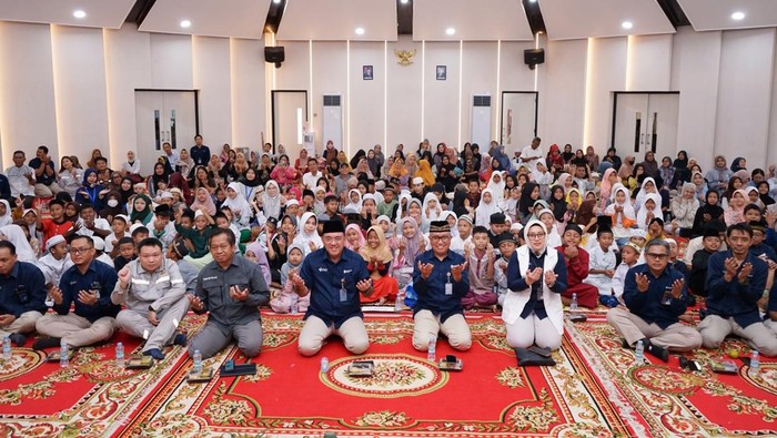 Saat acara doa bersama dengan 250 anak yatim yang di gelar oleh PT Pusri Palembang