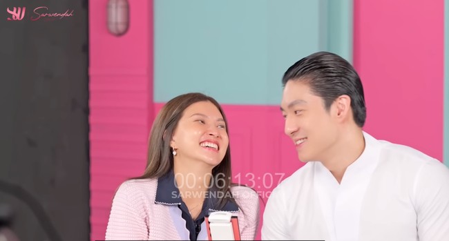 Sarwendah dan Gio kerap live bareng untuk urusan pekerjaan. Saat live tersebut terlihat keduanya yang memang dekat. Tak hanya itu saja, para karyawan Sarwendah juga kerap menggoda keduanya. Foto: YouTube/Sarwendah Juice Official/Sarwendah Official