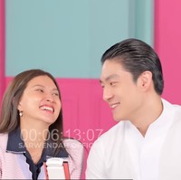 Sarwendah dan Gio kerap live bareng untuk urusan pekerjaan. Saat live tersebut terlihat keduanya yang memang dekat. Tak hanya itu saja, para karyawan Sarwendah juga kerap menggoda keduanya. Foto: YouTube/Sarwendah Juice Official/Sarwendah Official